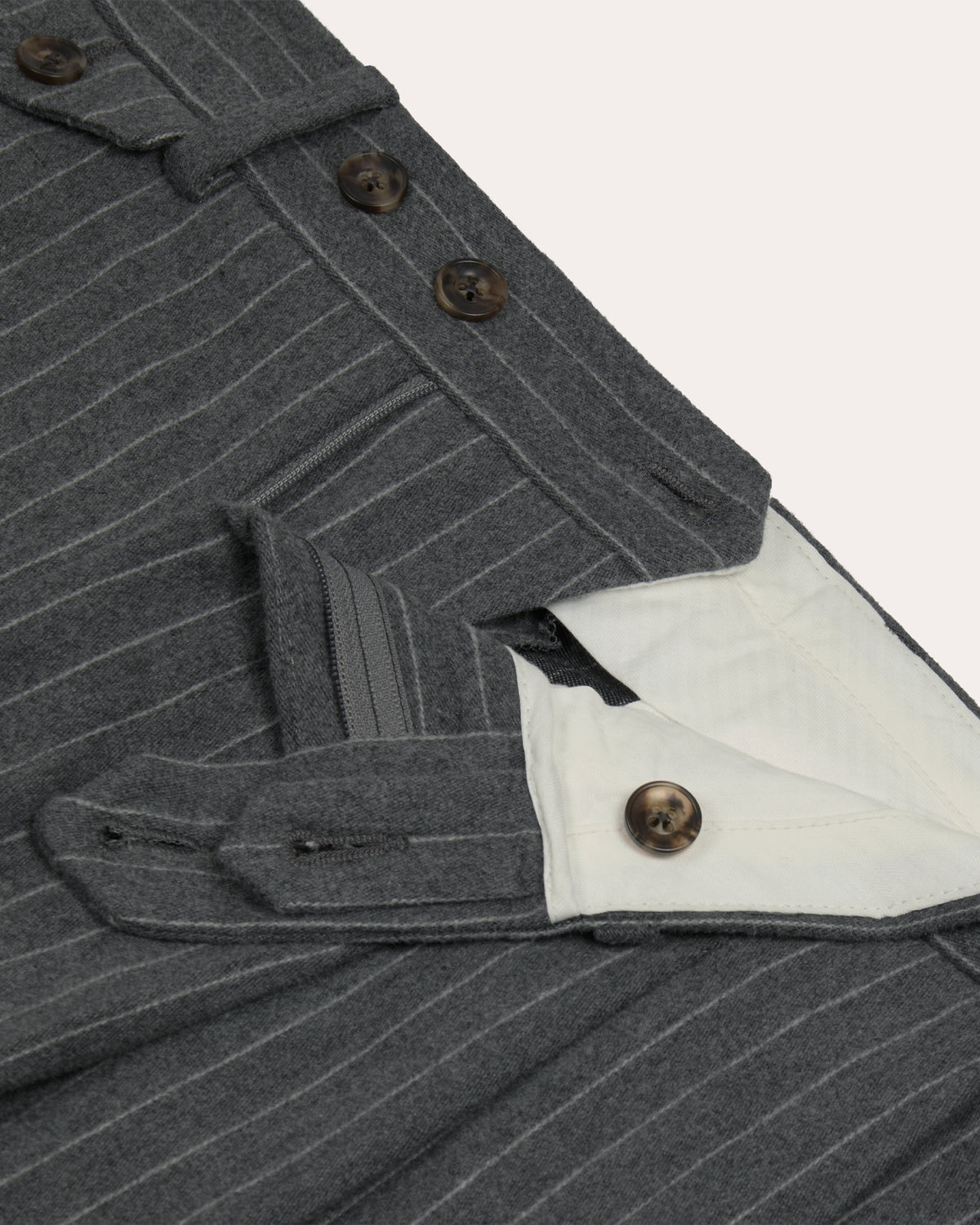 Pantalon à double plis en moleskine de coton gris à rayures craie