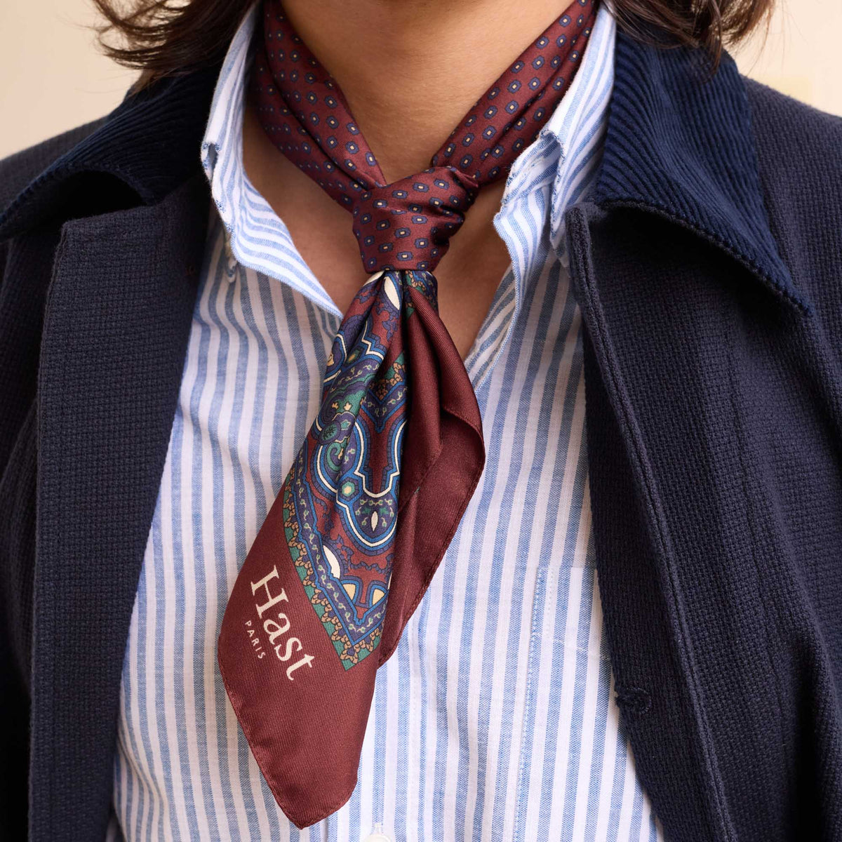 Bordeauxrotes Seidenbandana mit Muster