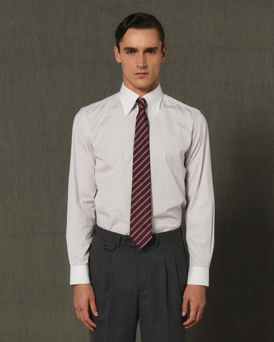 Chemise formelle blanche rayée bordeaux