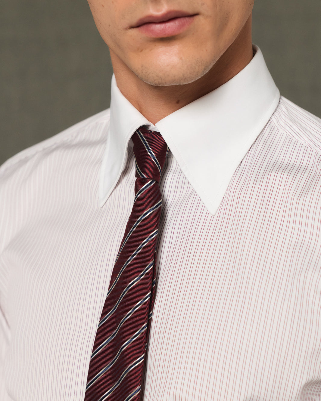Chemise formelle blanche rayée bordeaux