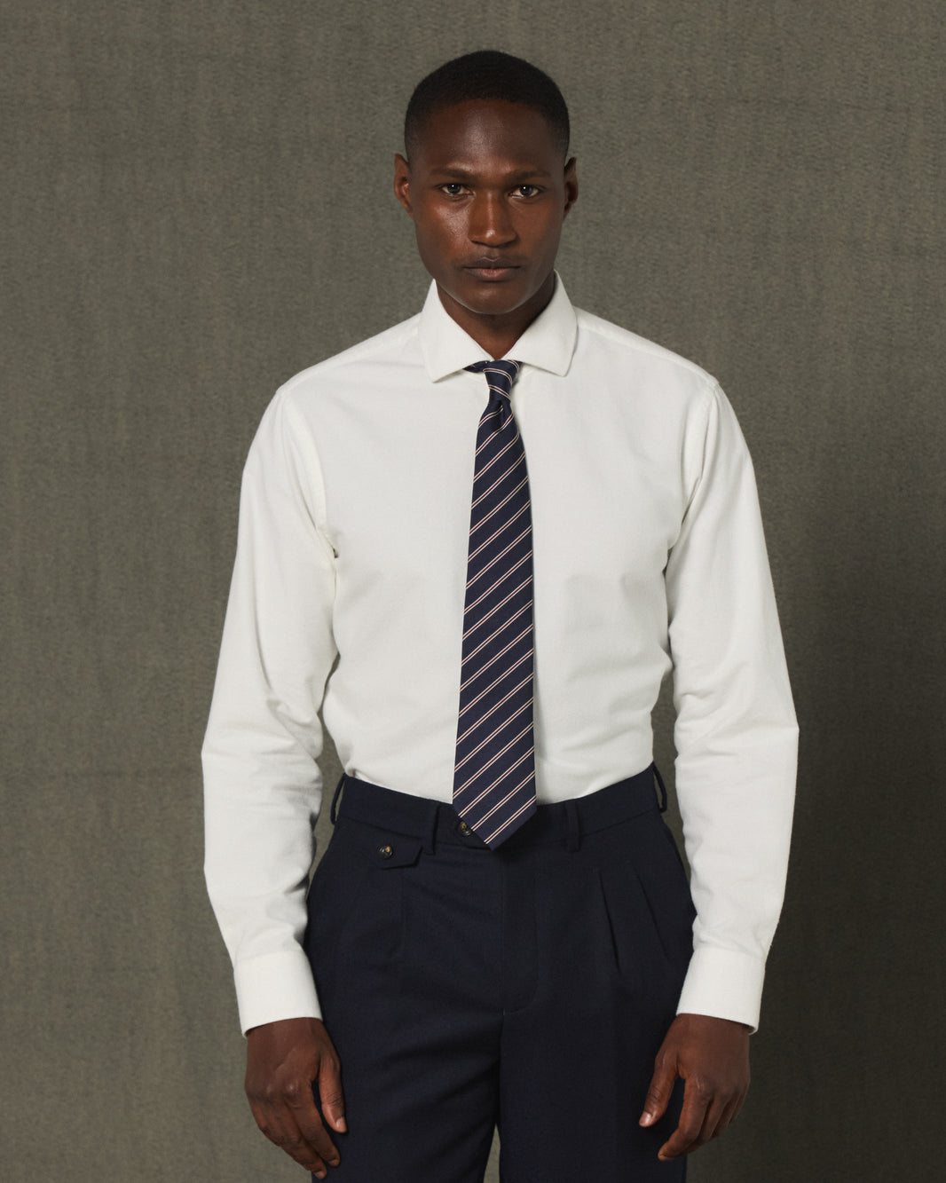 Chemise formelle en flanelle de coton blanc