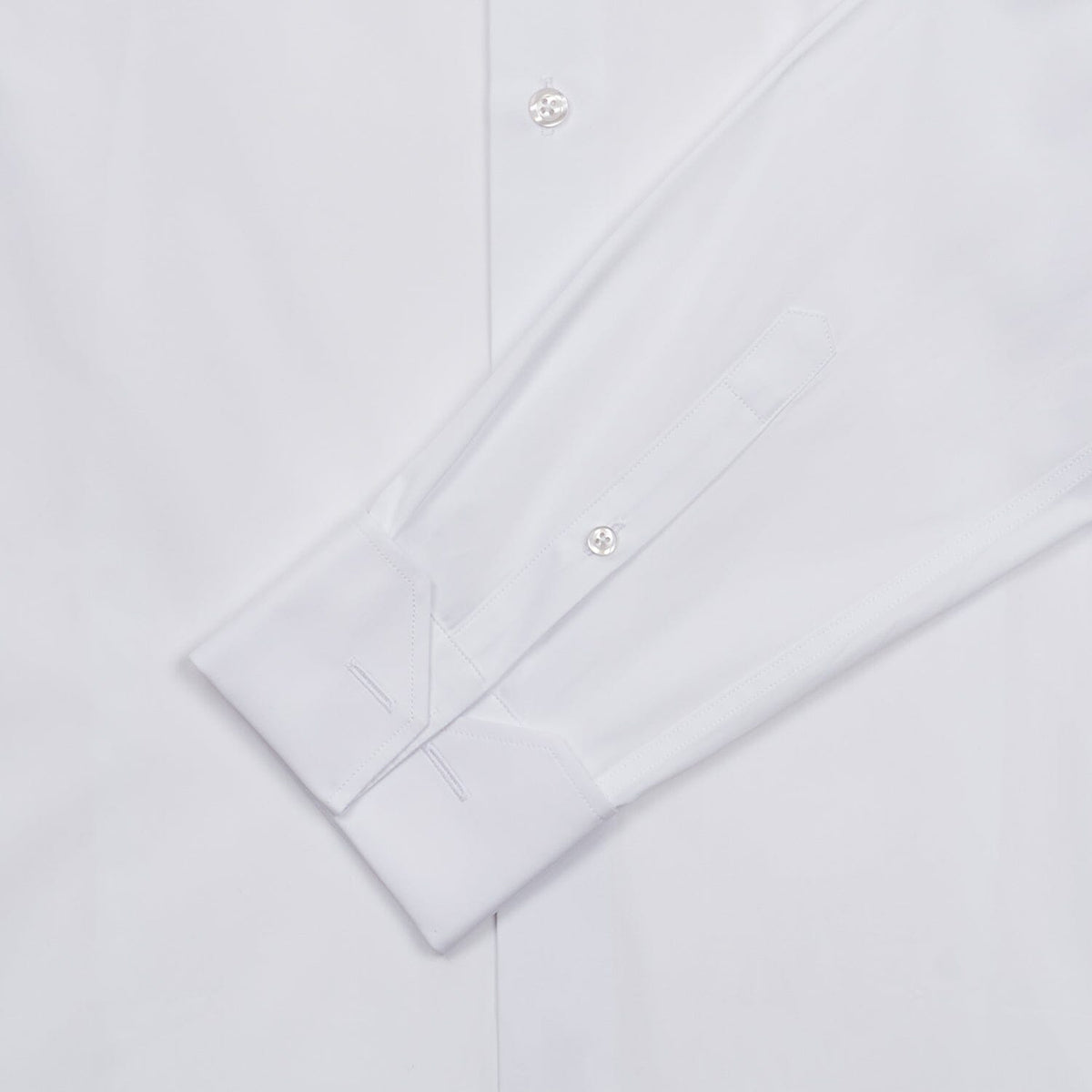 Chemise cintrée en popeline double retors blanche à poignets mousquetaires