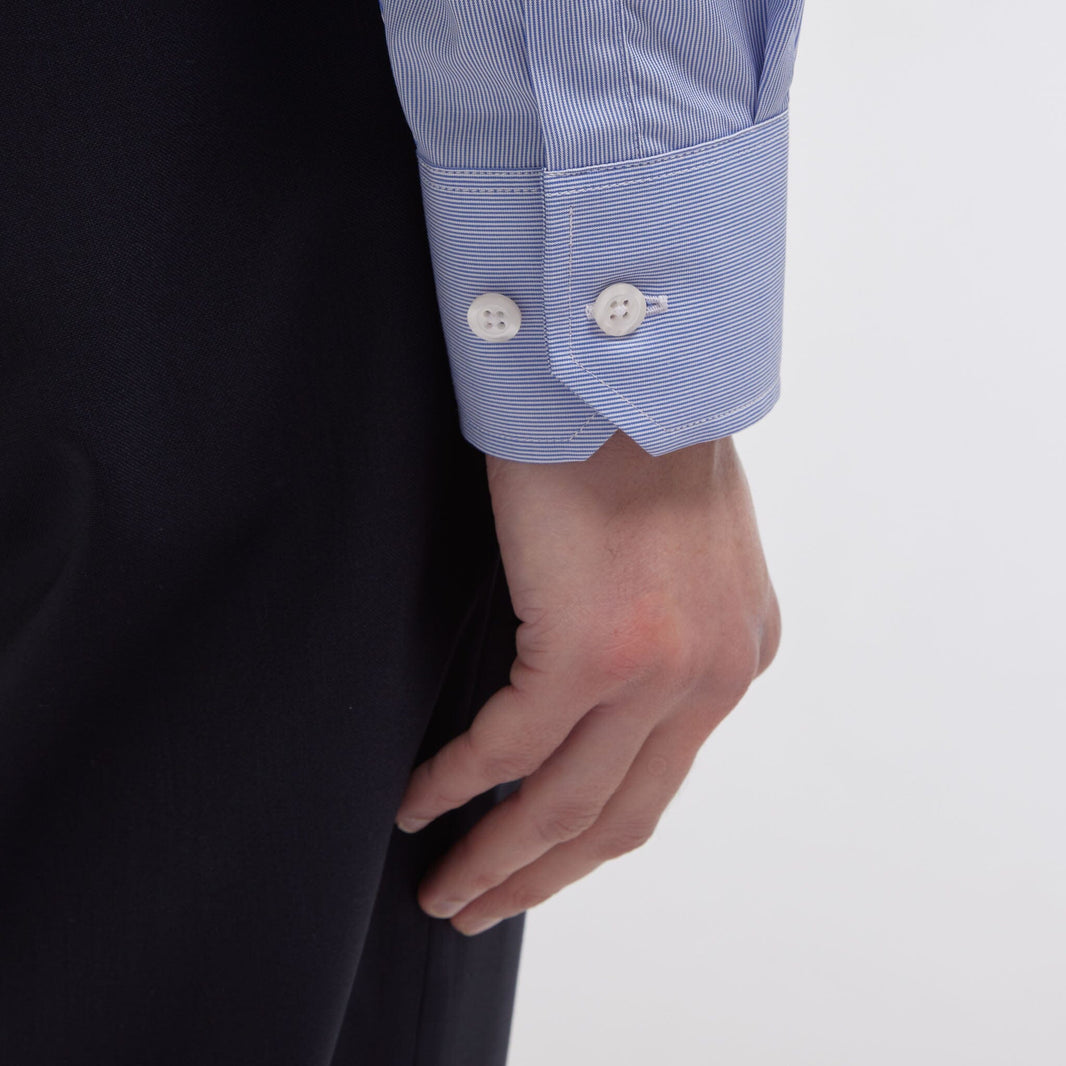Chemise cintrée en popeline faux-uni à fines rayures bleues