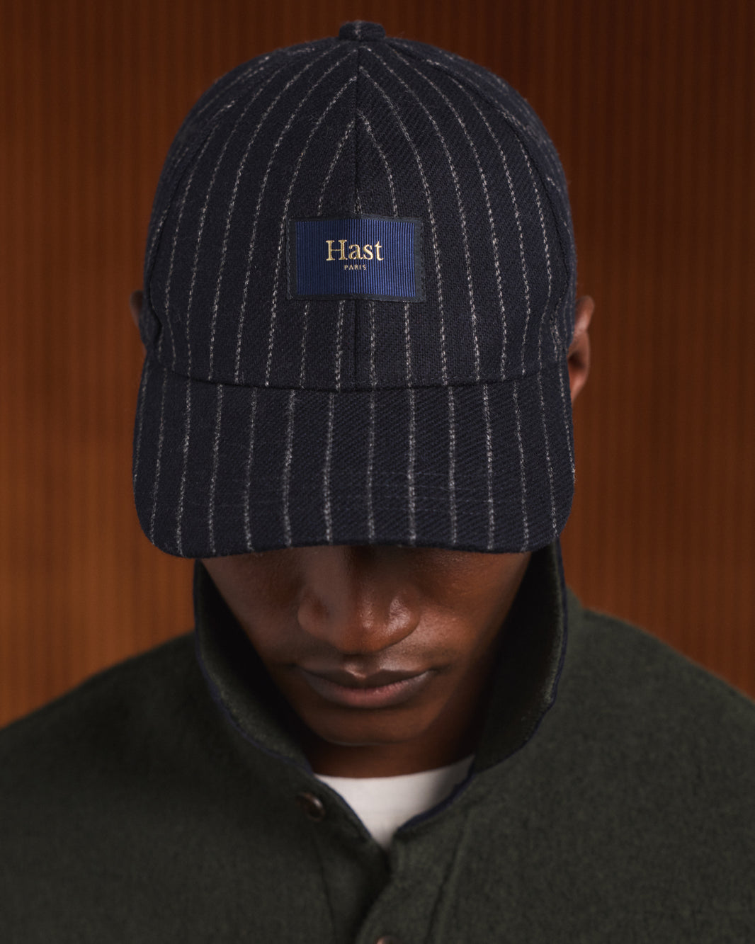 Casquette en laine marine à rayures craie