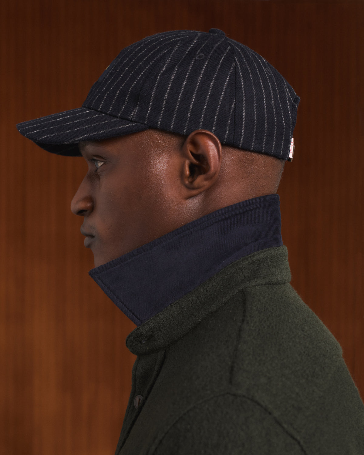 Casquette en laine marine à rayures craie