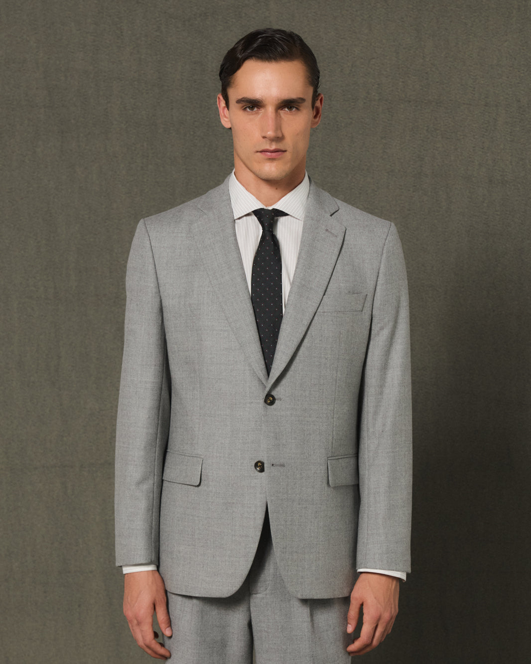 Costume en flanelle de laine grise, pantalon droit