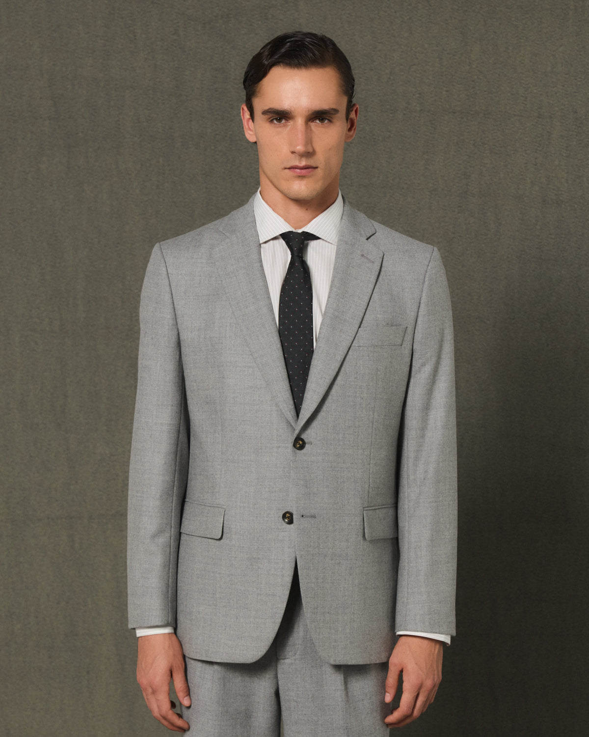 Costume en flanelle de laine grise, pantalon à double plis