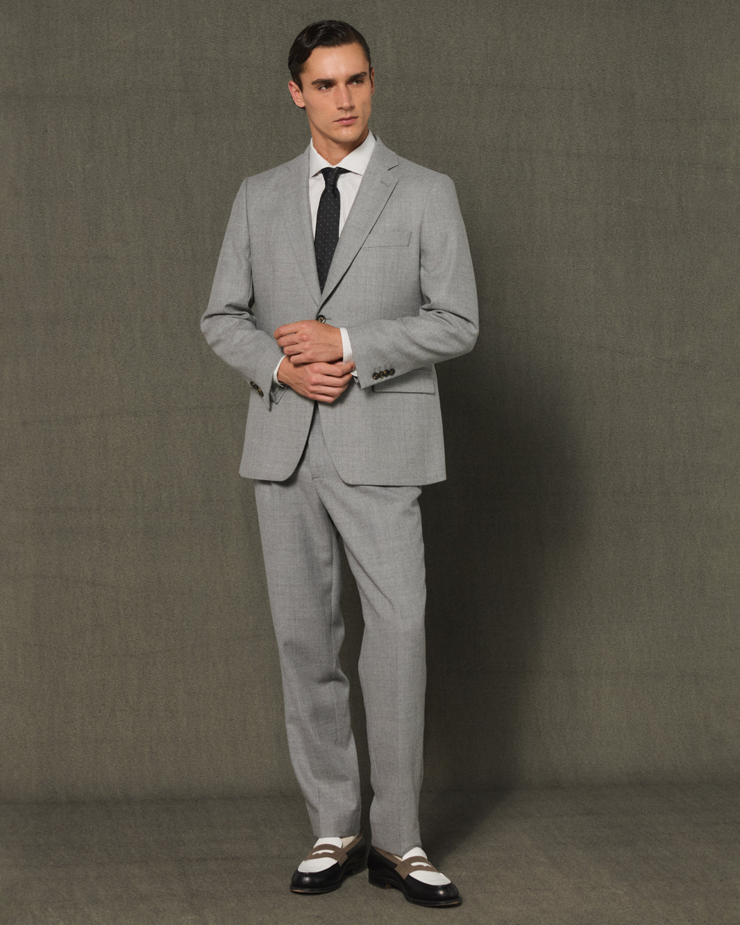 Costume en flanelle de laine grise, pantalon à double plis