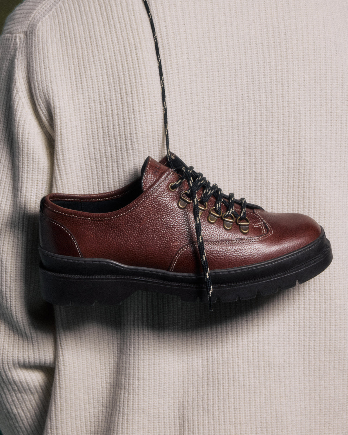 Hiking-boots basses en cuir grainé marron Hast x Kleman