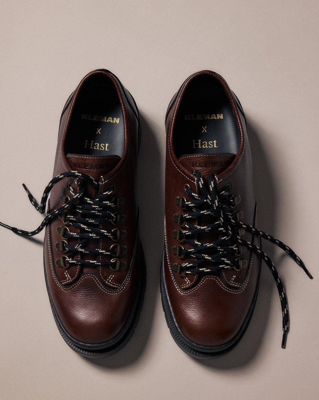 Niedrige Wanderschuhe aus braunem genarbtem Leder Hast x Kleman