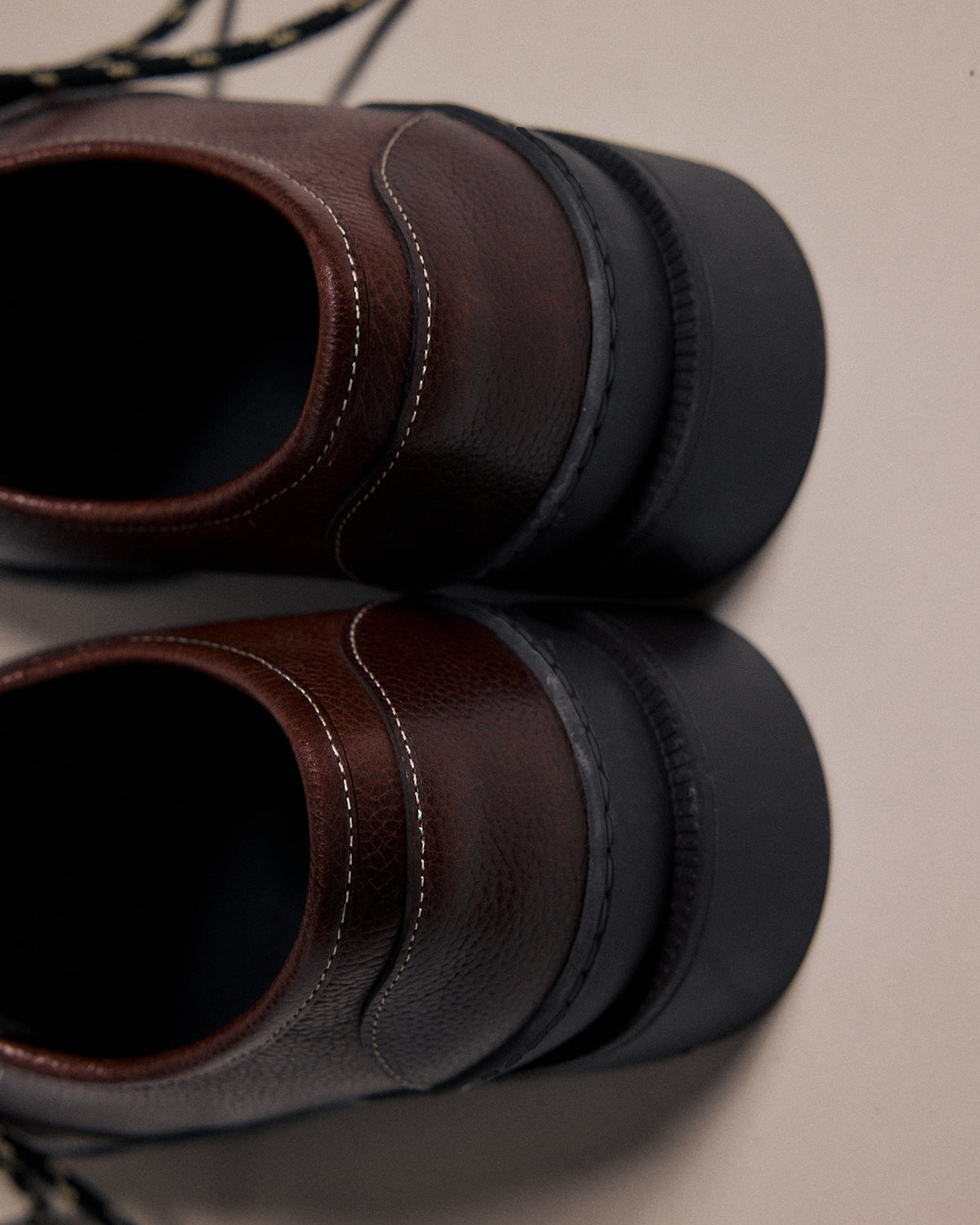 Hiking-boots basses en cuir grainé marron Hast x Kleman