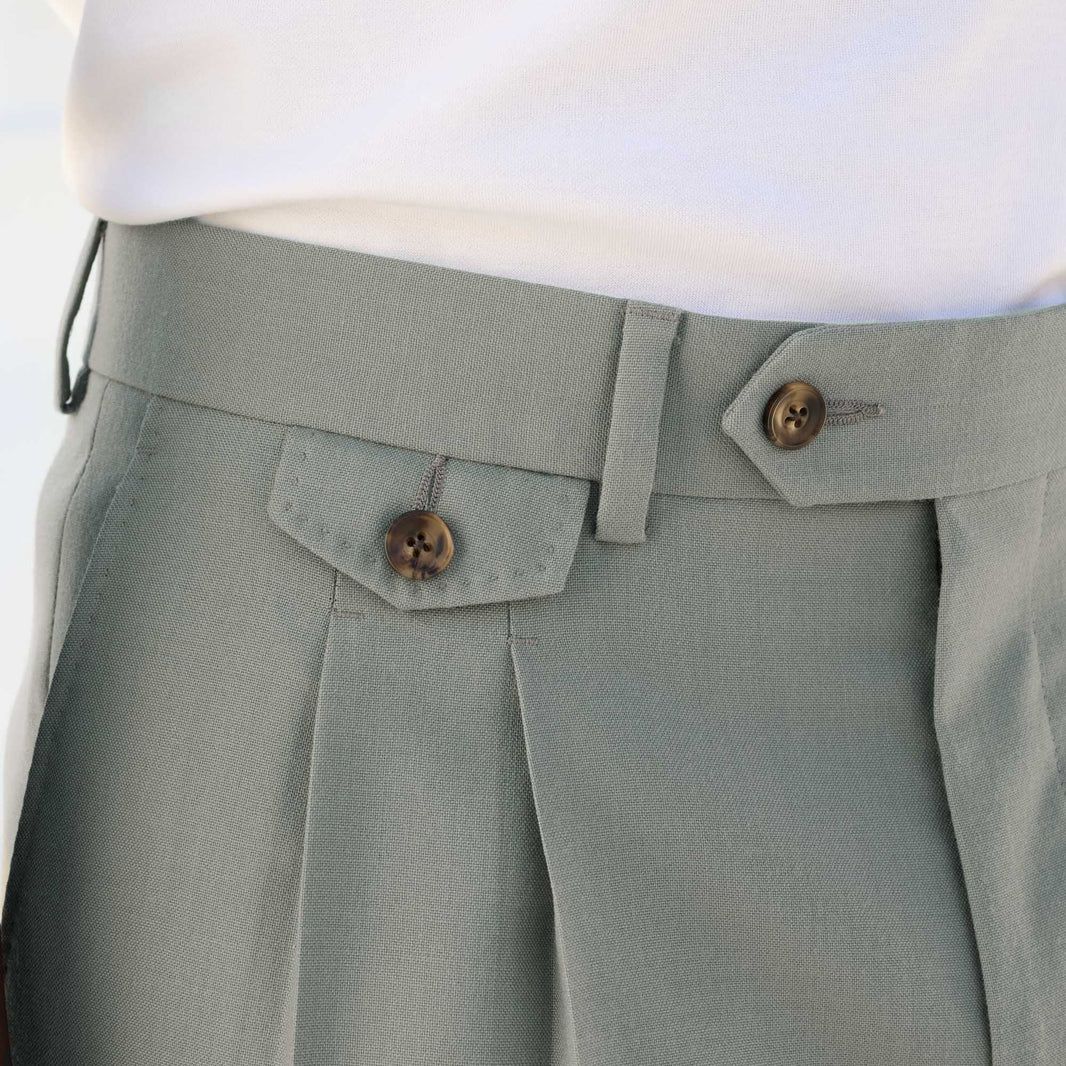 Bundfaltenhose aus kühler Wolle in Salbeigrün