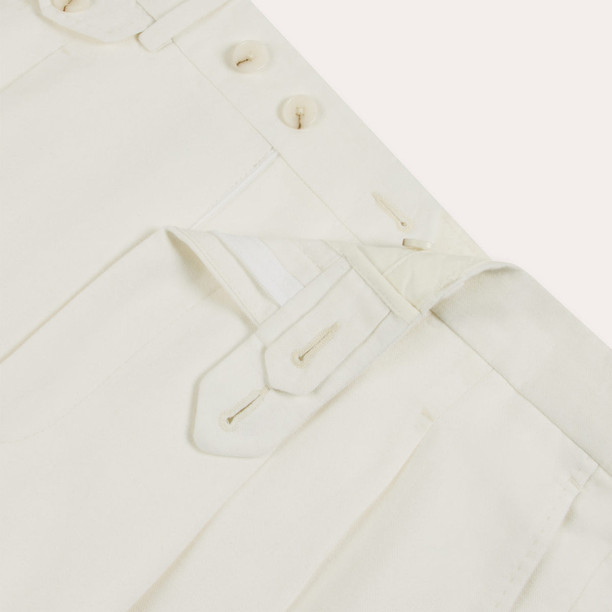 Bundfaltenhose aus weißem Leinen und Baumwolle
