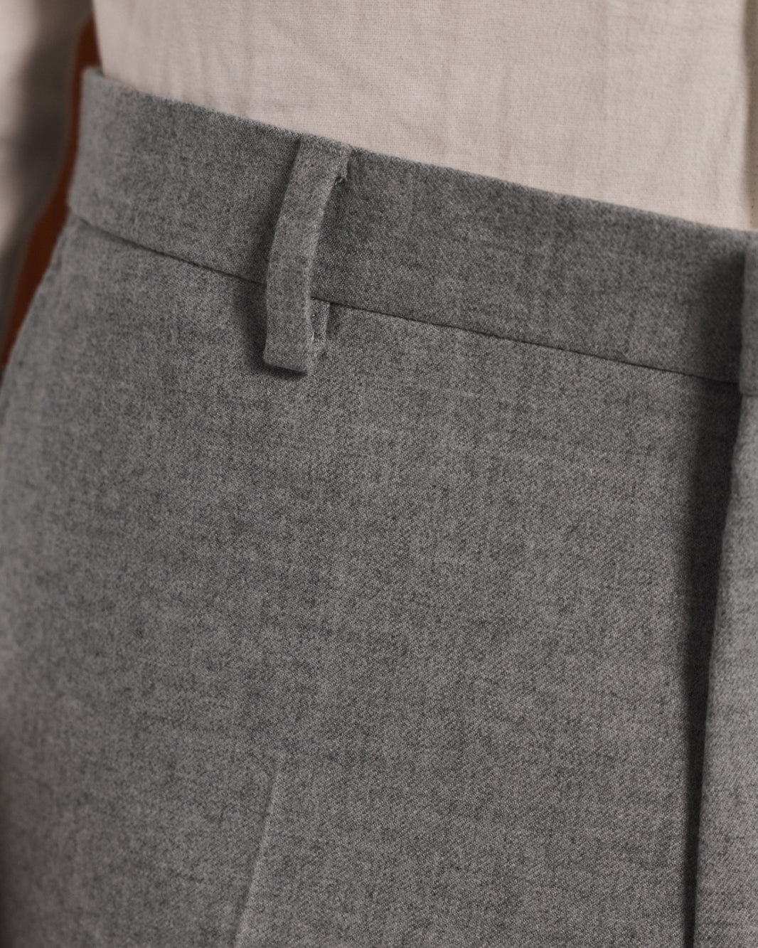 Costume en flanelle de laine grise, pantalon droit