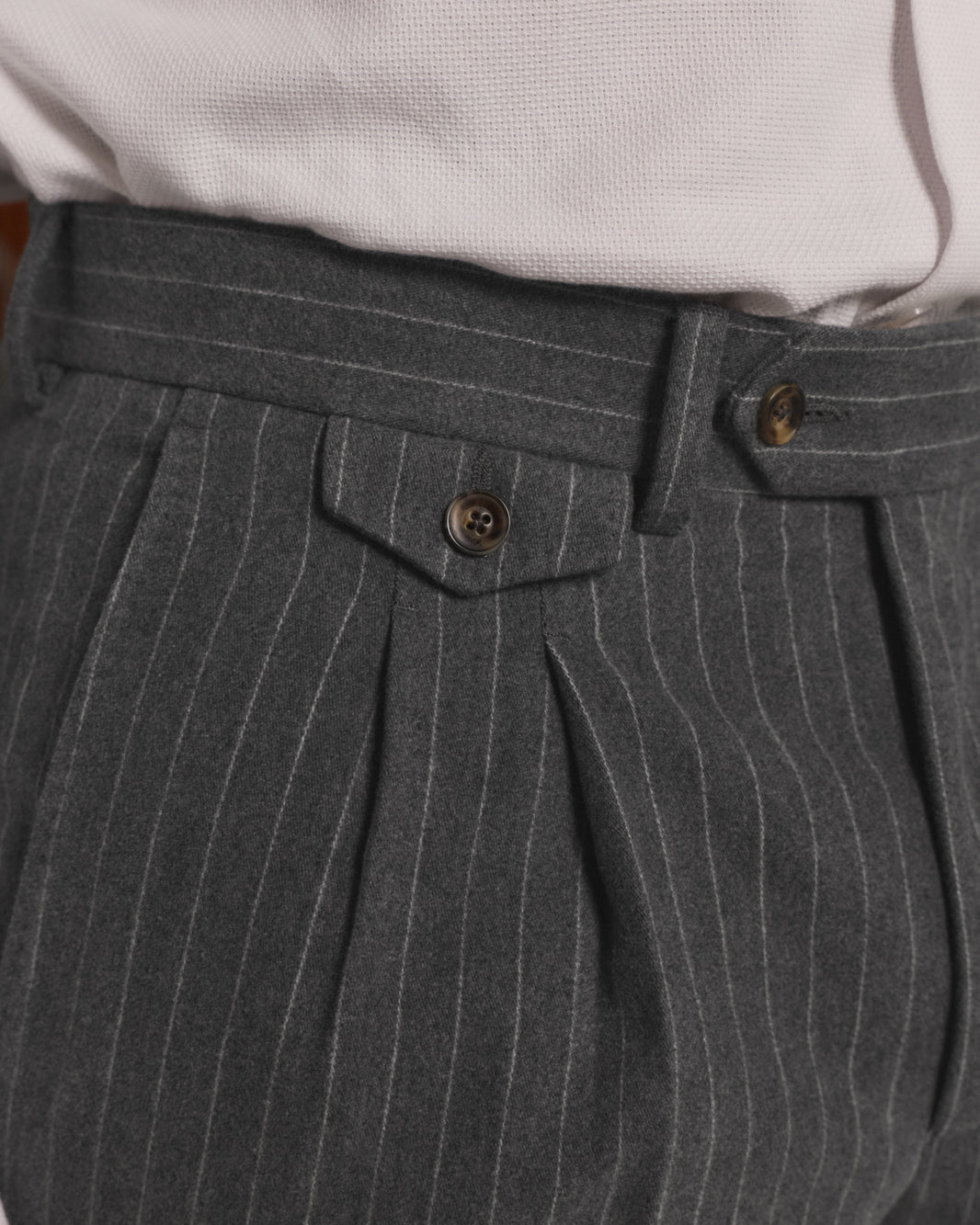 Pantalon à double plis en moleskine de coton gris à rayures craie