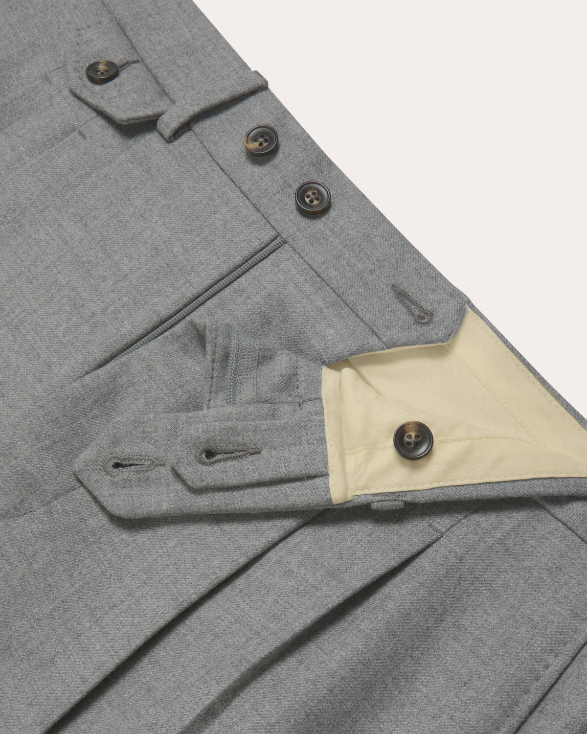 Costume en flanelle de laine grise, pantalon à double plis