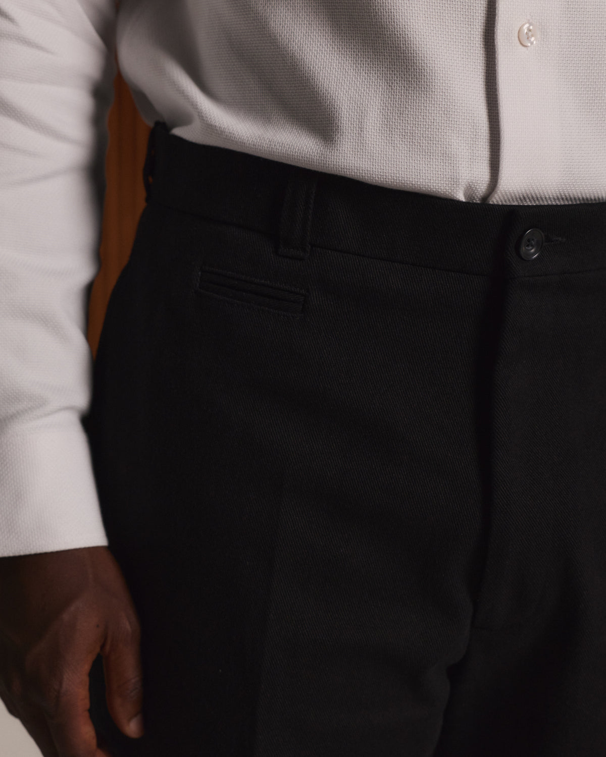 Schwarze Hose mit weitem Bein aus Baumwolle, Workwear-Inspiration