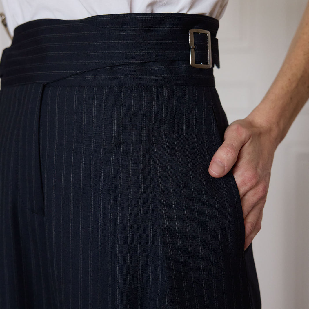 Gurkha-Hose mit Falten aus gestreifter Wolle in Navy