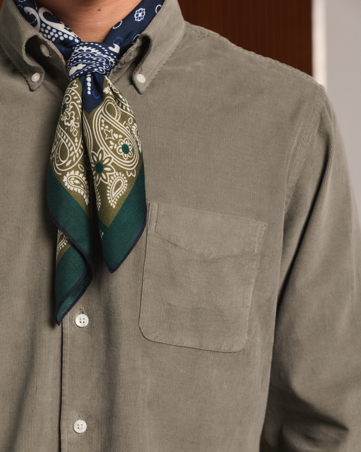 Chemise décontractée en velours côtelé vert sauge