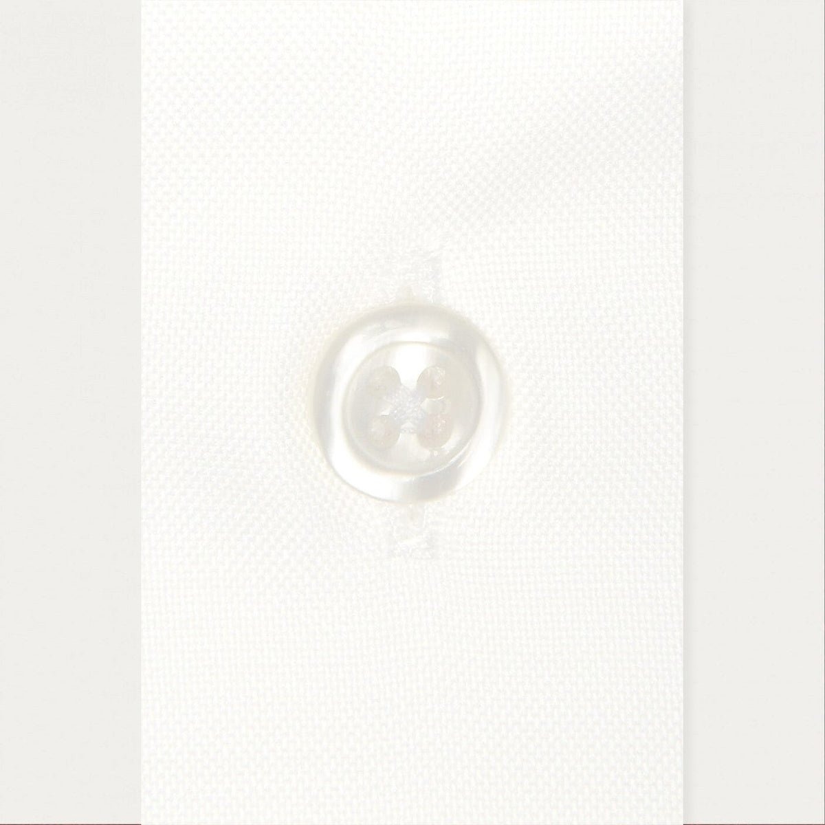 Chemise classique en oxford blanche à poignets mousquetaires